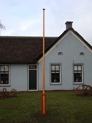 houten vlaggenmast voor in de tuin